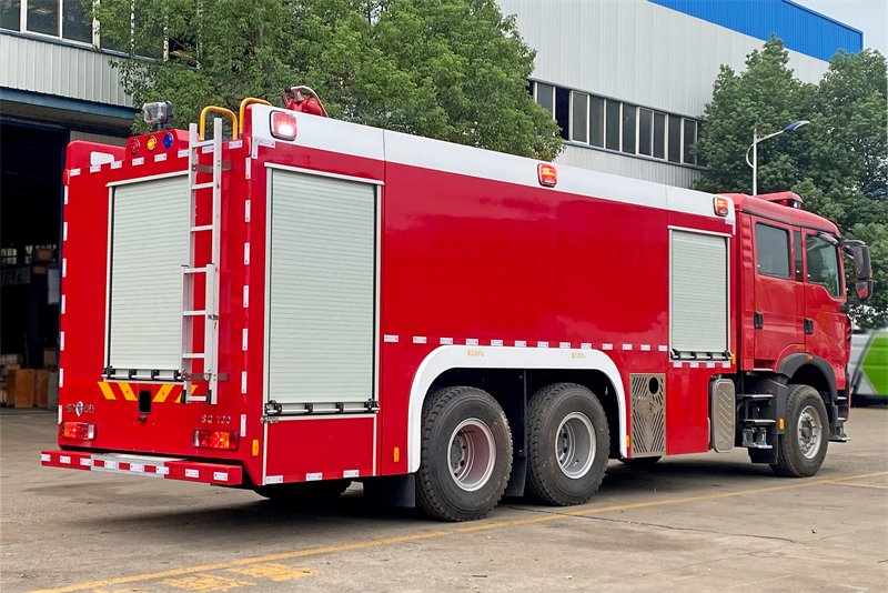 🚒 消防车大揭秘：城市里的"红色守护神"到底有多硬核？